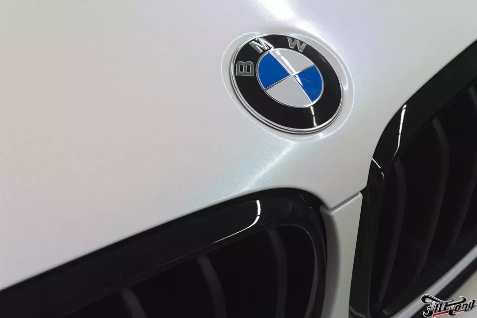 BMW X5. Оклейка кузова в белый перламутр.